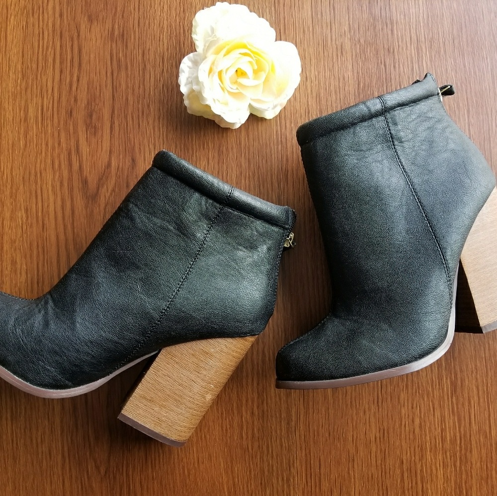 Torrid Ankle Bootie w/heel sz 8w